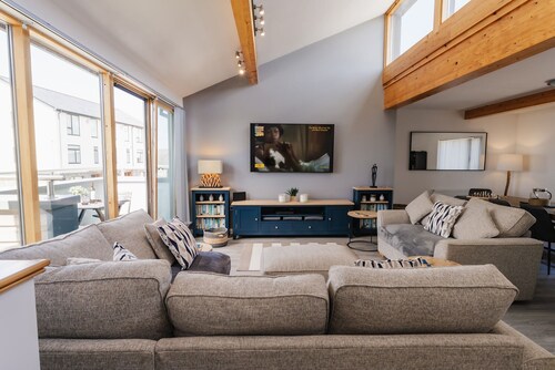 Cool Waves: Surf-Style 3-Bed Home in Rhosneigr | Managed by Anglesey Holiday Lettings