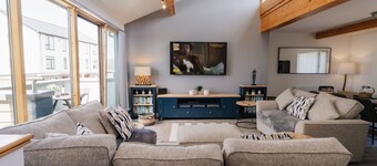 Cool Waves: Surf-Style 3-Bed Home in Rhosneigr | Managed by Anglesey Holiday Lettings