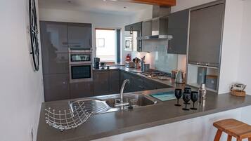 Een magnetron, een oven, een vaatwasser, een broodrooster