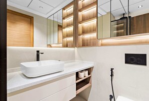 Shower, hair dryer, towels - New Studio in Arjan with pool game room and cinema (Arjan)