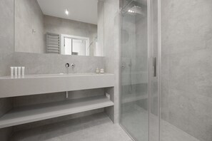 Shower, towels - Prestige Wola Apartment by Renters (Warsaw)