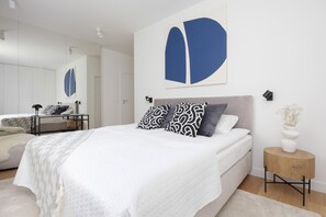 3 bedrooms, bed sheets - Prestige Wola Apartment by Renters (Warsaw)