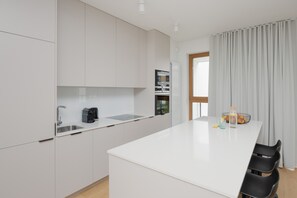 Microwave, dishwasher, coffee/tea maker, cookware/dishes/utensils - Prestige Wola Apartment by Renters (Warsaw)