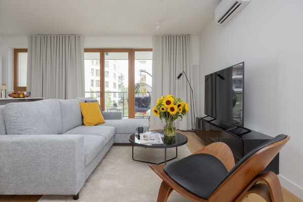 Living area - Prestige Wola Apartment by Renters (Warsaw)