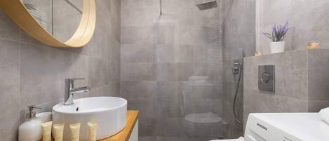 Shower, hair dryer, towels, shampoo