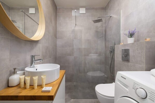 Shower, hair dryer, towels, shampoo