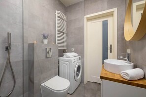 Shower, hair dryer, towels - Dietla 109 | Cracow | Trendy Apartment Near the Main Market Square (Kraków)