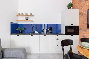 Réfrigérateur, four à micro-ondes, surface de cuisson, cafetière-théière