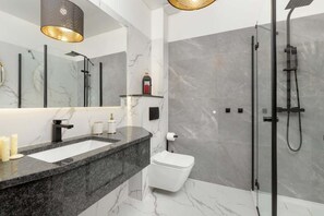 Ducha, secador de pelo, toallas