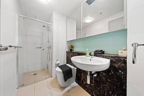 Secador de cabelo, toalhas de banho