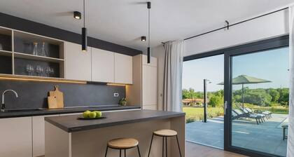 Photinia in Labin With 3 Bedrooms and 1 Bathrooms