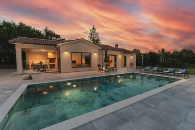 Photinia in Labin With 3 Bedrooms and 1 Bathrooms