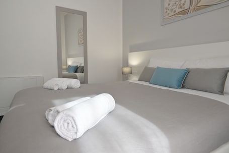 Minibar con artículos gratuitos, escritorio y wifi gratis