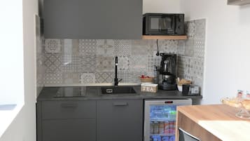 Mini-Kühlschrank, Mikrowelle, Herdplatte, Kochgeschirr/Geschirr/Besteck