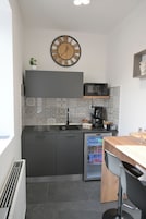 Frigobar, microondas, placa de cocina, utensilios de cocina