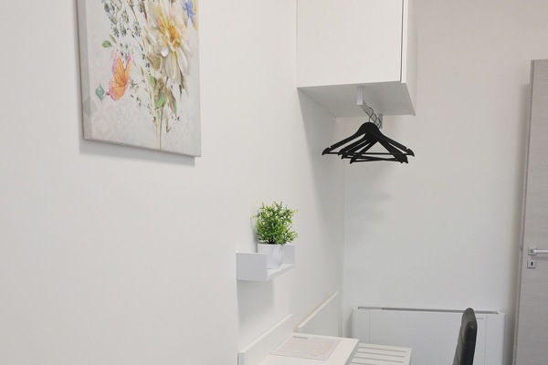 Quadrupla Comfort, vista cortile | Materassi in memory foam, minibar con snack e bevande gratuite