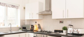 Bright and Inviting 2 bed home | Free Parking