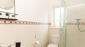 Hair dryer, towels - Bright and Inviting 2 bed home | Free Parking (Nottingham)