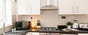 Fridge, microwave, oven, stovetop - Bright and Inviting 2 bed home | Free Parking (Nottingham)
