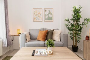 TV - Bright and Inviting 2 bed home | Free Parking (Nottingham)