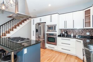 Refrigerador, microondas, horno y parrilla de estufa 