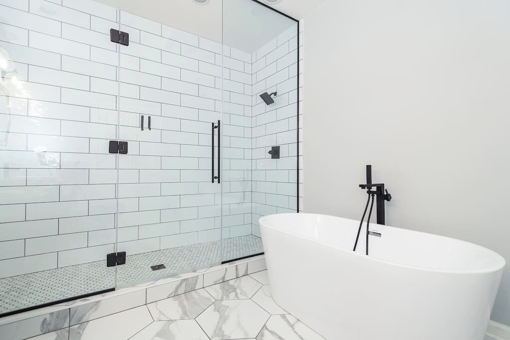 Douche, sèche-cheveux, serviettes fournies, shampoing