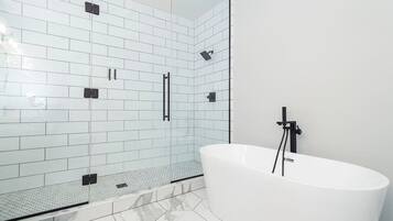 Een douche, een haardroger, handdoeken, shampoo
