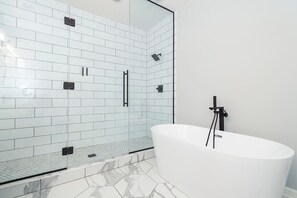 Douche, sèche-cheveux, serviettes fournies, shampoing