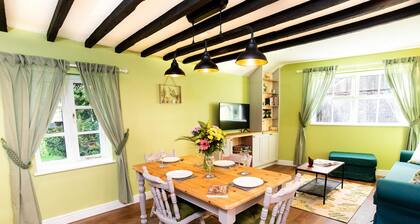 Beautiful Countryside Cottage | Peaceful Setting