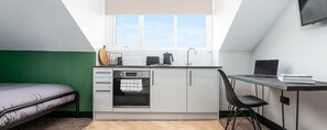 1 habitación, tabla de planchar con plancha, wifi gratis y ropa de cama 