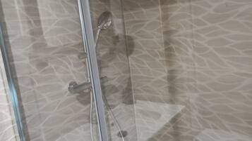 Articles de toilette écologiques, sèche-cheveux, savon, shampoing