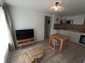 Fridge, microwave, oven, stovetop - Coeur de Normandie Gite (Villainville)