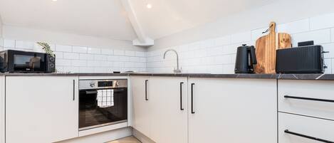 Frigorífico, microondas, horno y placa de cocina