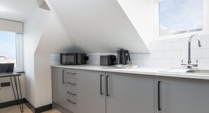 Refrigerador, microondas, tostadora y utensilios de cocina
