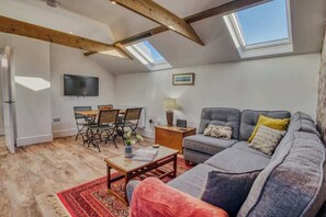 TV - Beautiful Home with Stunning Countryside Views! (Lincoln)