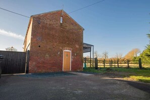 Exterior - Beautiful Home with Stunning Countryside Views! (Lincoln)