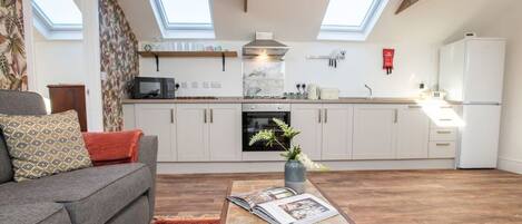 Frigorifero, microonde, forno, piano cottura