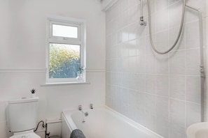 Dusche, Haartrockner, Handtücher, Shampoo