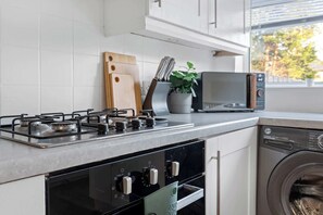 Fridge, microwave, oven, stovetop - Spacious and Bright Home | Perfect for Contractors (Nottingham)