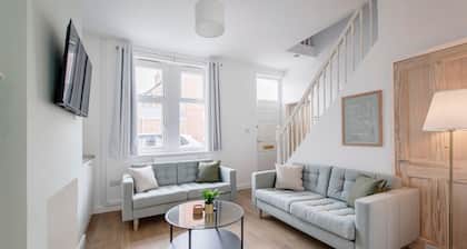 New! Immaculate and Cosy 3 bed Home | Free Wi-Fi