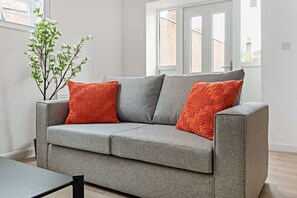 TV - Immaculate Apartment | Perfect for Contractors! (Newark-on-Trent)