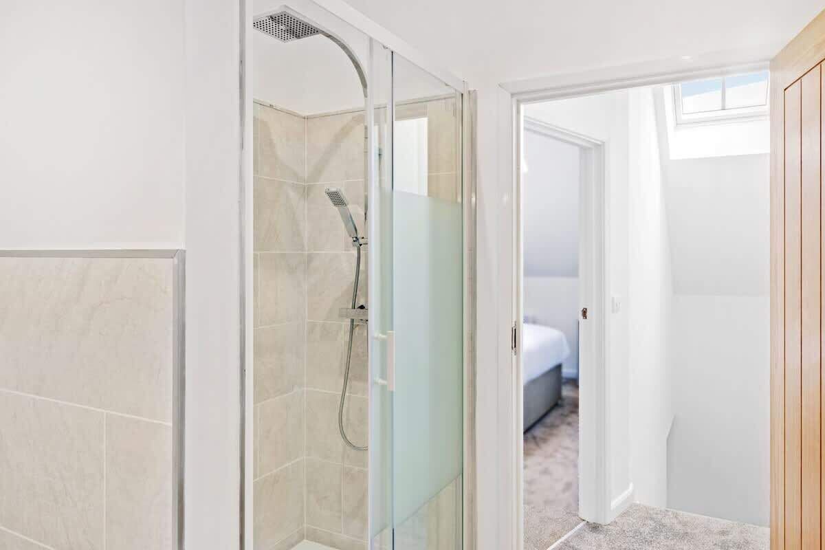 Shower, hair dryer, towels, shampoo