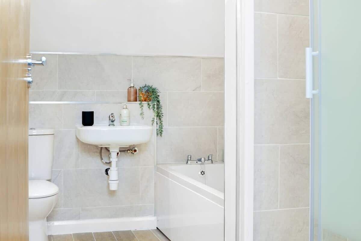 Shower, hair dryer, towels, shampoo