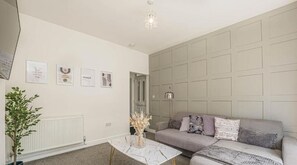 TV - New! Stunning and Inviting Home | Free Wi-Fi (Lincoln)