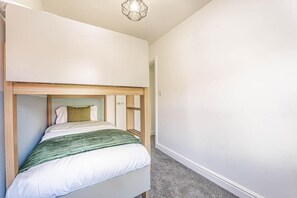 3 bedrooms, iron/ironing board, free WiFi, bed sheets