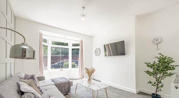 TV - New! Stunning and Inviting Home | Free Wi-Fi (Lincoln)