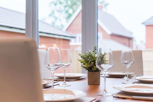 Bright Four Bed Home | Free Parking & Wi-Fi