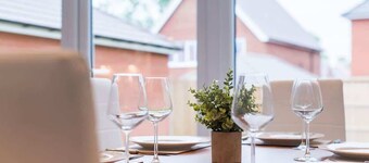 Bright Four Bed Home | Free Parking & Wi-Fi