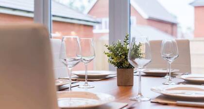 Bright Four Bed Home | Free Parking & Wi-Fi
