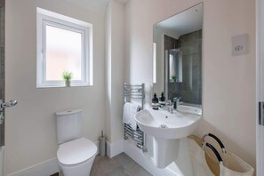 Shower, hair dryer, towels, shampoo - Bright Four Bed Home | Free Parking & Wi-Fi (Castle Donington)